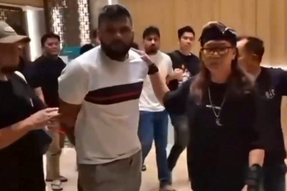 Penangkapan buronan WNA Sri Lanka di Jakarta Barat. Foto: Instagram/@divhubinterpolriofficial  