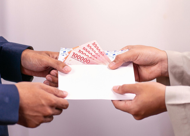 Ilustrasi seseorang sedang berbagi (sumber: https://www.pexels.com/id-id/pencarian/sedekah/)