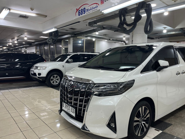 Mobil bekas di WTC Mangga Dua. Foto: Fitra Andrianto/kumparan