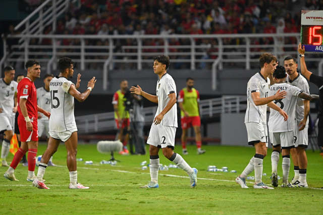 Pemain Timnas Indonesia Adrian Wibowo (tengah) saat melawan Lebanon pada pertandingan FIFA Matchday di Stadion Gelora Bung Tomo, Surabaya, Senin (8/9/2025). Foto: Imam Santoso/kumparan