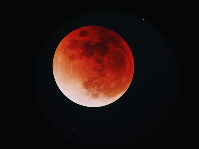 Ilustrasi apa itu blood moon. Sumber: Unsplash/Yu Kato