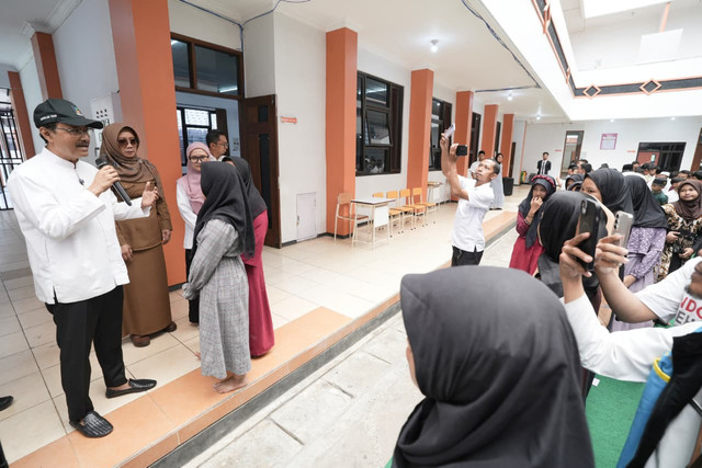 Mensos Saifullah Yusuf (Gus Ipul) berkunjung ke Sekolah Rakyat Menengah Pertama (SRMP) 16 Malang, Senin (8/9). Foto: Dok. Kemensos