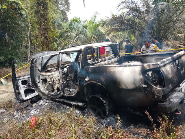 Mobil berpelat Malaysia dibakar di kebun sawit untuk menghilangkan jejak para penyelundup sabu di Sanggau. Foto: Dok. Polres Sanggau