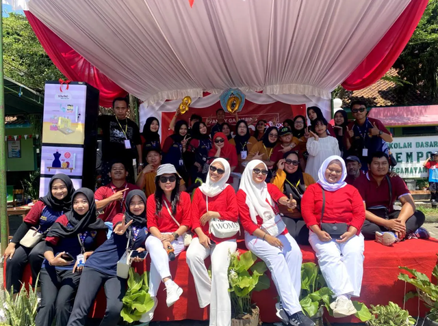Mahasiswa KKN UPGRIS Foto bersama Guru dan Panitia Family Gathering SPONDA di SDN 2 Ngempon, Kelurahan Ngempon, Kecamatan Bergas, Kabupaten Semarang (31/8/2025) Foto: Adhitya Fernanda/KKN Tematik UPGRIS Ngempon 2025