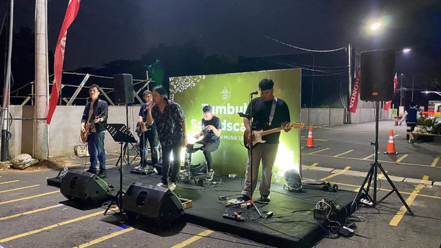 Band DORA menyuguhkan live music lewat 'Tumbuh Soundspace' di Tumbuh Purnama pada Senin malam, 8 September 2025. Foto: Alycia Tracy Nabila/Hi!Pontianak