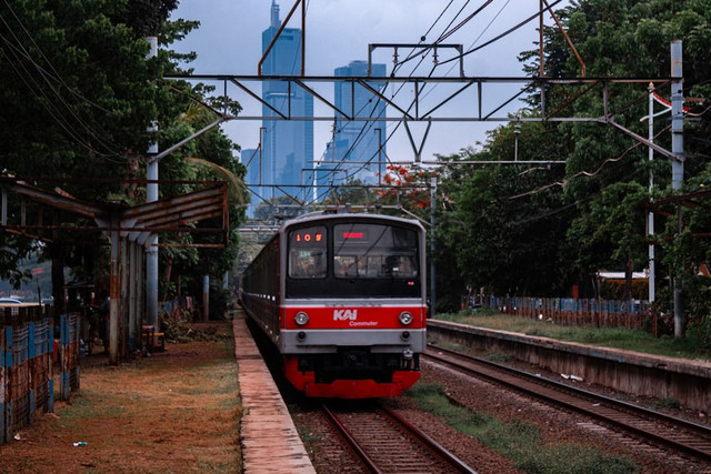 Jadwal KRL Jabodetabek hari ini, foto: KRL Jabodetabek. Unsplash/Faisal Hanafi