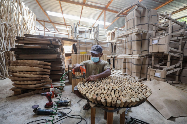 UMKM furnitur asal Klaten, CV Ganesha Home berhasil menembus pasar global dan rutin mengirimkan produk hingga delapan kontainer per bulan berkat BNI Xpora. Foto: Dok. BNI