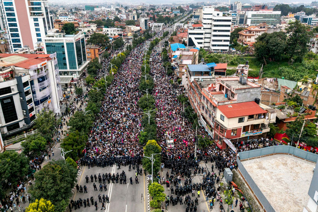 Foto udara menunjukkan para demonstran berkumpul di luar Parlemen Kathmandu, Nepal, Senin (8/9/2025). Foto: Prabin Ranabhat/AFP