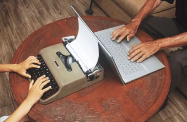 Mesin tik manual yang meninggalkan kenangan dan romantika tersenduri dalam kegiatan menulis di masa lalu. (Sumber: Shutterstock)