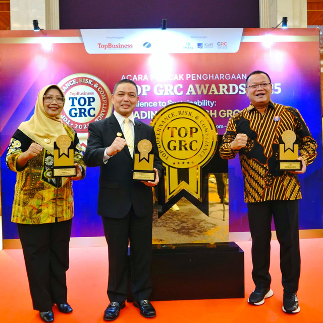 Dirut Bank Kalbar befoto bersama Gubernur Kalbar dan Bupati Mempawah. Foto: Dok. Bank Kalbar