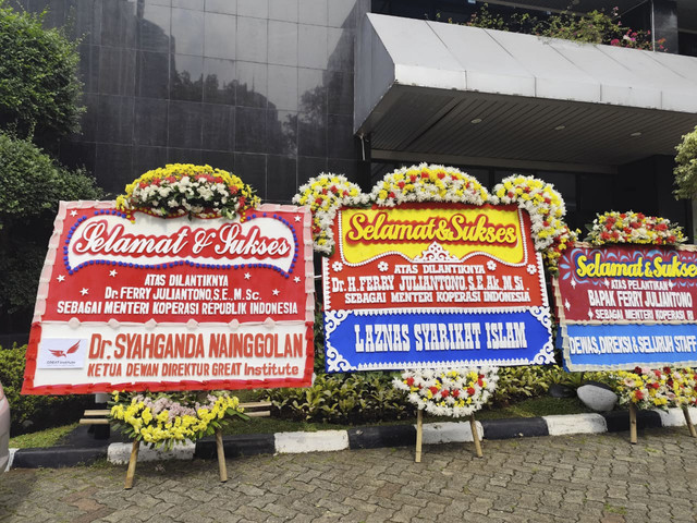 Karangan bunga ucapan selamat untuk Menkop baru, Ferry Juliantono di Kantor Kemenkop, Jakarta Pusat, Selasa (9/9/2025). Foto: Widya Islamiati/kumparan