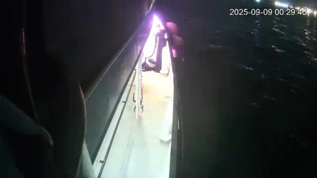 Detik-detik kapal yang akan menembus blokade Israel ke Gaza diserang drone di Tunisia. Foto: Global Sumud Flotilla