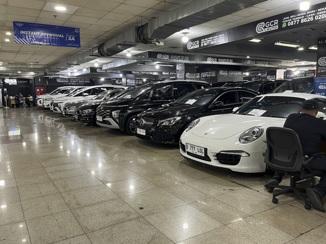Mobil bekas di WTC Mangga Dua. Foto: Fitra Andrianto/kumparan
