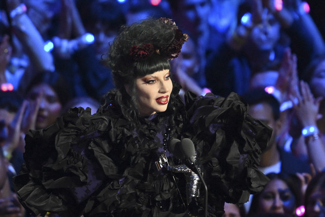 Penyanyi-penulis lagu AS Lady Gaga menerima penghargaan Artis Terbaik Tahun Ini di atas panggung selama MTV Video Music Awards di UBS Arena di Elmont, New York, Minggu (7/9/2025). Foto: Angela Weiss/AFP