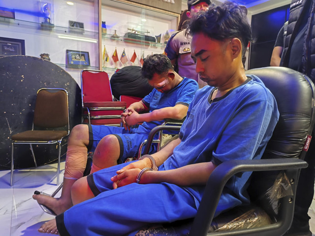 Pelaku pembunuhan satu keluarga di Indramayu, R (kiri) P (kanan), Selasa (9/9/2025). Foto: Linda Lestari/kumparan