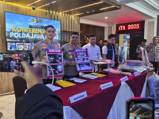 Konferensi pers Polda Jabar soal kasus pembunuhan satu keluarga di Indramayu, Selasa (9/9/2025). Foto: Linda Lestari/kumparan