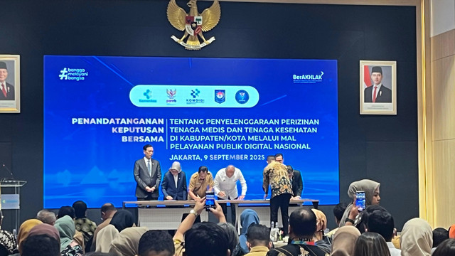 Penandatanganan keputusan bersama tentang penyelenggaraan perizinan tenaga kesehatan melalui Mal Pelayanan Publik Digital Nasional di Kantor Kemenkes, Setiabudi, Jakarta Selatan, Selasa (9/9/2025). Foto: Nasywa Athifah/kumparan