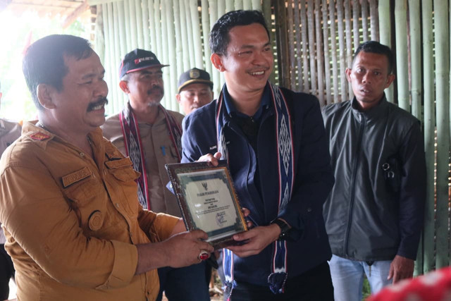 Camat Kayan Hulu, Yudius menerima piagam penghargaan dari Wakil Bupati Sintang, Florensius Ronny atas pembinaan serta pengembangan Bumdes.(Foto: Ist)