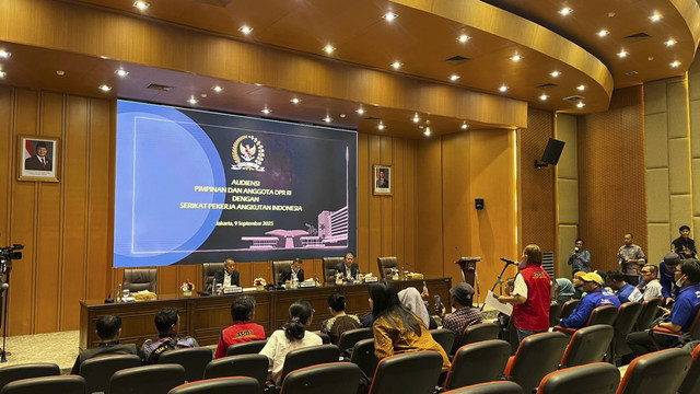 Pimpinan DPR RI menerima audiensi serikat pekerja di Kompleks DPR RI, Selasa (11/9/2025). Foto: Haya Syahira/kumparan
