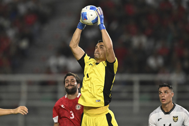 Kiper Timnas Indonesia Audero melompat untuk mendapatkan bola saat melawan Timnas Lebanon dalam FIFA Matchday di Stadion Gelora Bung Tomo, Surabaya, Jawa Timur, Senin (8/9/2025). Foto: Sigid Kurniawan/ANTARA FOTO