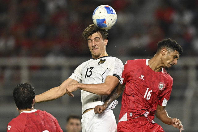 Pesepak bola Timnas Indonesia Mauro Nils Zijlstra (kiri) berebut bola di udara dengan pesepak bola Timnas Lebanon Walid Shour dalam FIFA Matchday di Stadion Gelora Bung Tomo, Surabaya, Jawa Timur, Senin (8/9/2025). Foto: Sigid Kurniawan/ANTARA FOTO