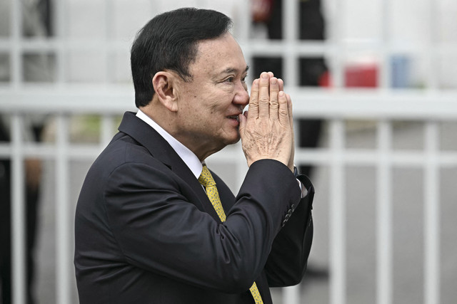 Mantan Perdana Menteri Thailand, Thaksin Shinawatra, tiba di Mahkamah Agung Bangkok, Thailand, Selasa (9/9/2025). Foto: Lillian Suwanrumpha/AFP