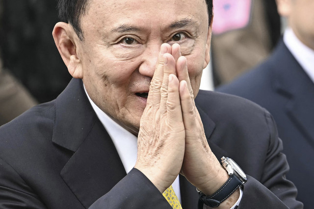 Mantan Perdana Menteri Thailand, Thaksin Shinawatra, tiba di Mahkamah Agung Bangkok, Thailand, Selasa (9/9/2025). Foto: Lillian Suwanrumpha/AFP