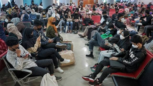 Ratusan penumpang yang menumpuk di ruang tunggu Bandara Sultan Mahmud Badaruddin II Palembang, Foto: abp/Urban Id