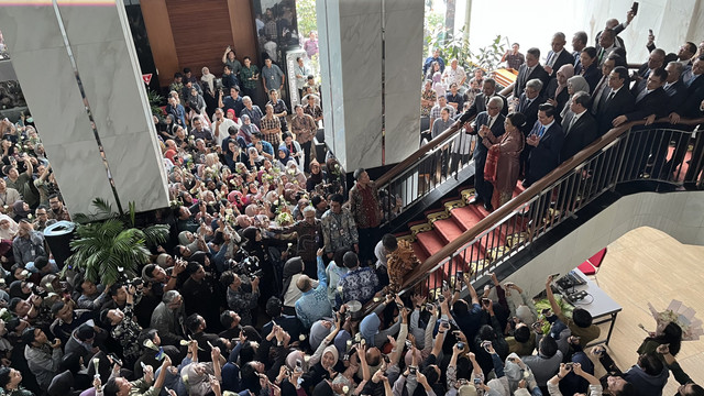 Ratusan pegawai Kemenkeu melepas Sri Mulyani usai Serah Terima Jabatan Menteri Keuangan di Gedung Djuanda I Kementerian Keuangan, Jakarta Pusat, Selasa (9/9/2025). Foto: Najma Ramadhanya/kumparan