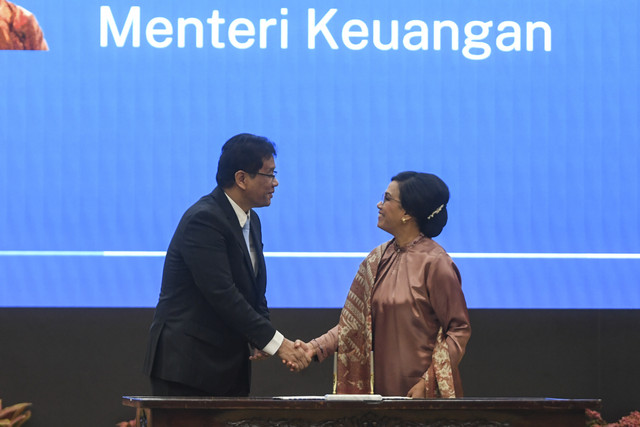 Menteri Keuangan Purbaya Yudhi Sadewa (kiri) bersama pejabat lama Sri Mulyani Indrawati bersalaman saat serah terima jabatan Menteri Keuangan di Kemenkeu, Jakarta, Selasa (9/9/2025). Foto: Hafidz Mubarak A/ANTARA FOTO
