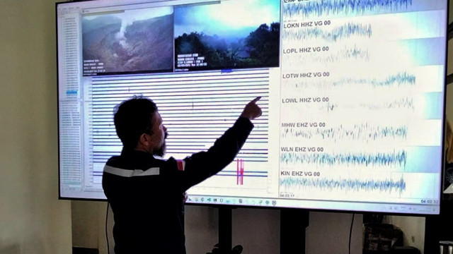 Pengamat Gunung Api Penyelia PVMBG, Farid Ruskanda, memberikan penjelasan terkait aktivitas Gunung Lokon di Kota Tomohon, Sulawesi Utara, yang kini sudah berstatus Level III (Siaga).