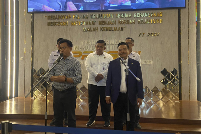 Menko Hukum Yusril Ihza dan Wamenko Hukum Otto Hasibuan di Polda Metro Jaya, Selasa (9/9/2025). Foto: Rayyan Farhansyah/kumparan