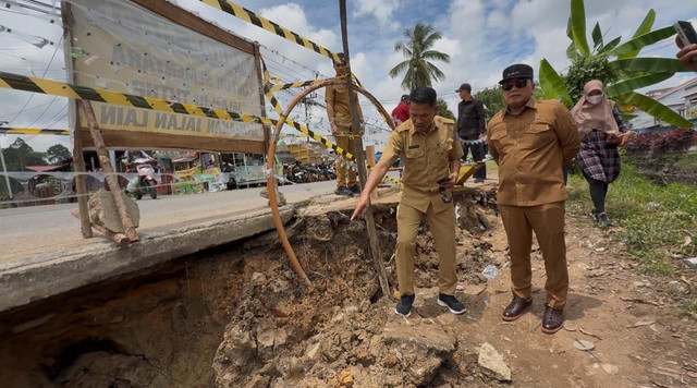 Jalan Raya Runtuh Ruas Jalan Sungai Raya Dalam Runtuh, Sujiwo Segera Perbaiki dan Cari ...