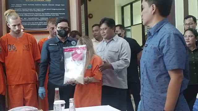 WN Ukraina Kateryna Vakarova saat dihadirkan dalam jumpa pers di BNNP Bali, Selasa (9/9/2025). Foto: Denita BR Matondang/kumparan