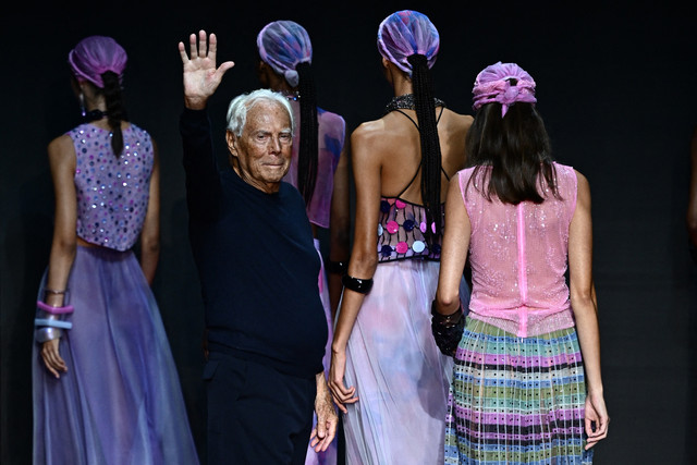Desainer Italia Giorgio Armani melambaikan tangan dari panggung peragaan Emporio Armani dalam Milan Fashion Week Womenswear Spring/Summer 2024 di Milan, 21 September 2023. Foto: AFP