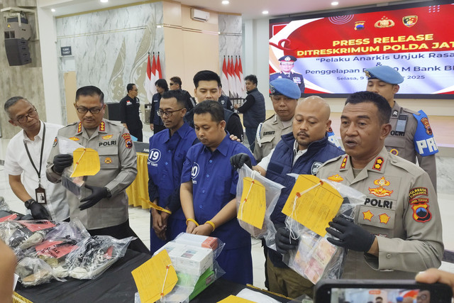 Sopir Bank Jateng cabang Wonogiri bernama Anggun Tyasbodhi dan rekannya, DS, dalam jumpa pers di Polda Jateng. Foto: Intan Alliva Khansa/kumparan