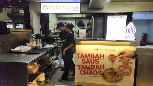Suasana dan makanan Pad Mie Siram by Lima Detik di Blok M Square, Jakarta. Foto: Azalia Amadea/kumparan