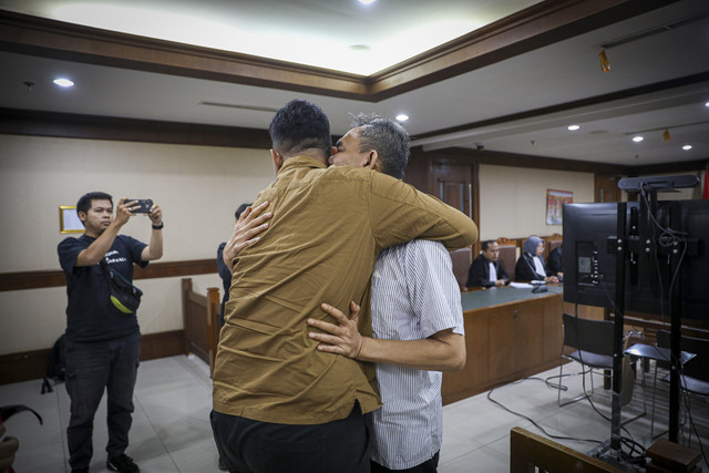 Terdakwa kasus korupsi pengadaan gerobak untuk UMKM di Kementerian Perdagangan (Kemendag) pada tahun anggaran 2018-2019 Bambang Widianto dipeluk keluarganya usai menjalani persidangan di Pengadilan Tipikor, Jakarta, Selasa (9/9/2025). Foto: Aditia Noviansyah/kumparan