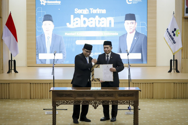 Budi Arie Setiadi dan Ferry Juliantono melakukan serah terima jabatan Menteri Koperasi di Kantor Kementerian Koperasi, Jakarta Selatan, Selasa (9/9/2025). Foto: Jamal Ramadhan/kumparan