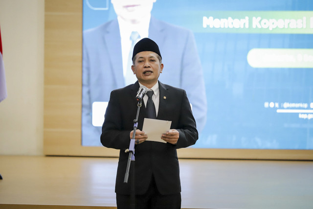 Ferry Juliantono memberikan sambutan saat serah terima jabatan Menteri Koperasi di Kantor Kementerian Koperasi, Jakarta Selatan, Selasa (9/9/2025). Foto: Jamal Ramadhan/kumparan