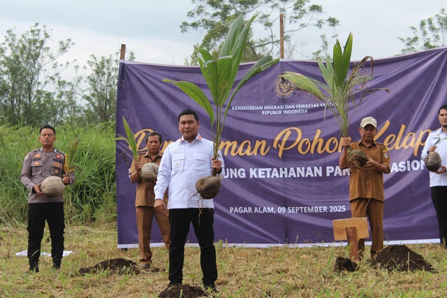 penanaman secara simbolis