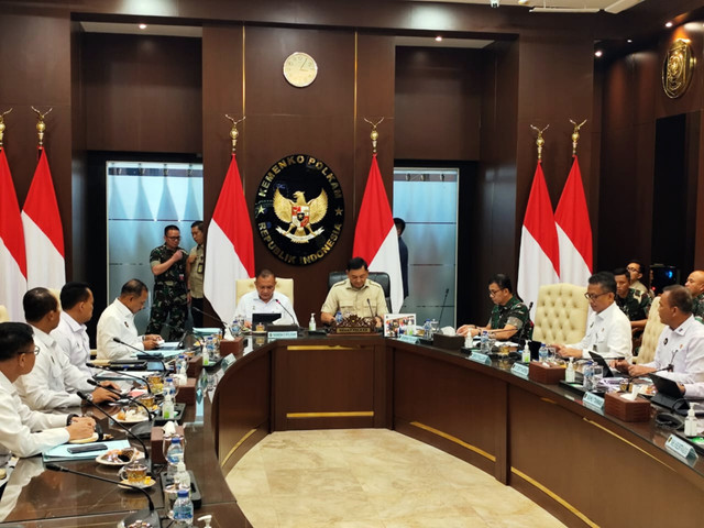 Menko Polkam ad interim Sjafrie Sjamsoeddin memimpin rapat di Kemenko Polkam Jakarta, Selasa (9/9/2025). Foto: Luthfi Humam/kumparan