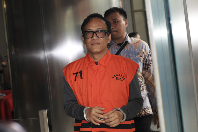 Mantan Wamenaker Immanuel Ebenezer (kiri) bersiap menjalani pemeriksaan di Gedung Merah Putih KPK, Jakarta, Selasa (9/9/2025). Foto: Reno Esnir/ANTARA FOTO