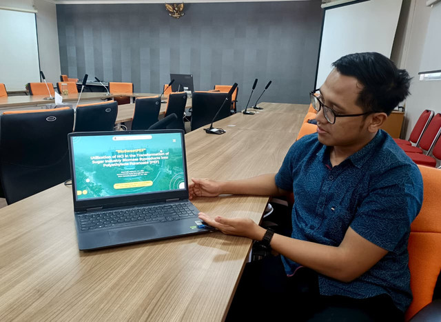 Reza Aulia Akbar ST MT MBA saat menjelaskan inovasi BioSweetPEF dari timnya yang meraih Gold Winner di ajang CIDC 2025. Foto: Humas ITS