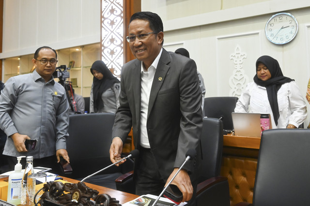 Menteri Hukum Supratman Andi Agtas (tengah) bersiap mengikuti rapat kerja dengan Badan Legislasi (Baleg) DPR di Kompleks Parlemen, Senayan, Jakarta, Selasa (9/9/2025). Foto: Rivan Awal Lingga/ANTARA FOTO