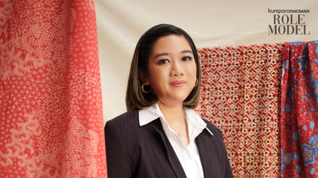 Amanda Hartanto untuk Role Model kumparanWOMAN. Foto: Norman Fideli, Fashion Editor: Anantama Putra, Makeup: Linda Kusumadewi, Andreano Kusuma, Hairdo: Yuniarti Ningih, Wardrobe: Amanda Hartanto Batik & OE, Perhiasan: Samuel Wattimena x The Palace, Tulola.