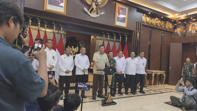 Menko Polkam ad interim Sjafrie Sjamsoeddin usai memberikan pengarahan kepada deputi Kemenko Polkam, Selasa (9/9/2025). Foto: Luthfi Humam/kumparan