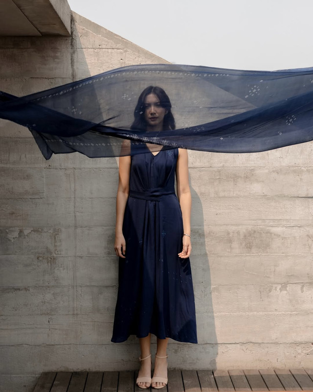 Sheila Dara sebagai Sore di film Sore: Istri dari Masa Depan mengenakan koleksi Angkasa dari SukkhaCitta (Foto: Instagram @sheiladaisha)