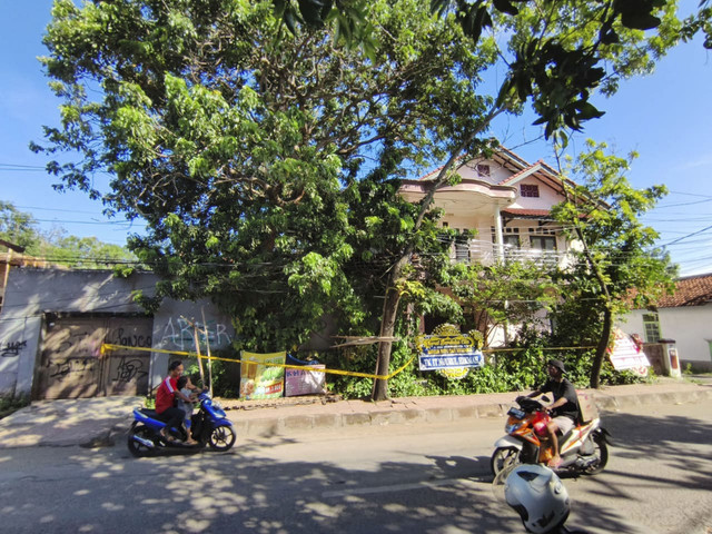 Suasana jalanan depan rumah TKP korban pembuhunan satu keluarga di Indramayu. Foto: kumparan