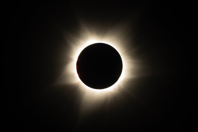 Ilustrasi Gerhana Matahari Berapa Tahun Sekali. Sumber: Pexels/Eclipse Chasers